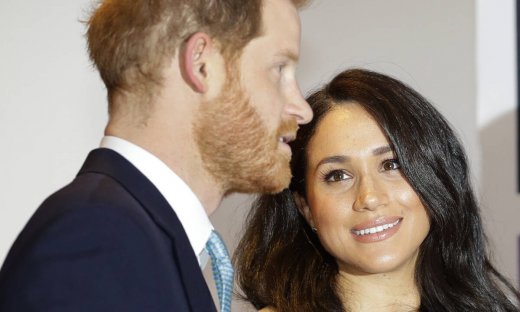 Harry-Meghan Markle: Με τζιν και λαμπερά χαμόγελα στην πρώτη τους εμφάνιση μετά το Megxit