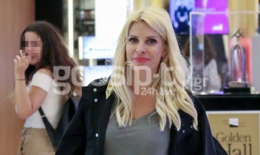 Ελένη Μενεγάκη: Η βόλτα, τα ψώνια και η χρυσή λεπτομέρεια στο jacket της που μας ξετρέλανε! (Photos)