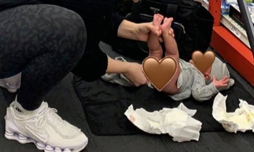 Δείτε ποια διάσημη μαμά άλλαξε πάνα στο μωρό της μέσα σε κατάστημα (pics)