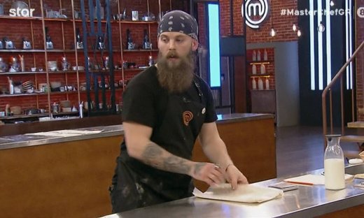 MasterChef: Σάστισαν όλοι! Αντί να πάει στον δικό του πάγκο, πήγε σε πάγκο συμπαίκτριάς του! (vid)