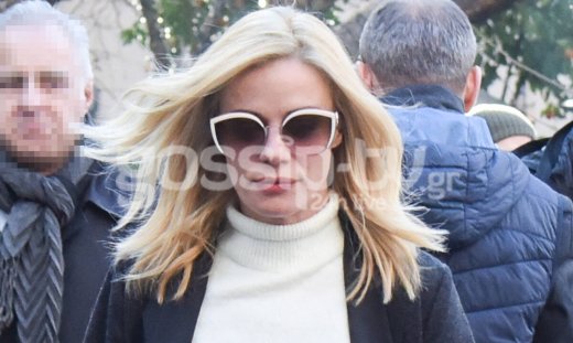 Ζέτα Μακρυπούλια: Βόλτα στο κέντρο της Αθήνας με συντηρητικό στυλ (photos)