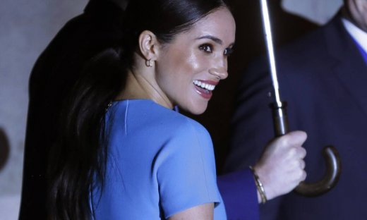 Η Meghan Markle επέστρεψε στο Λονδίνο και ήταν πιο καλλονή και fit από ποτέ στην πρώτη της εμφάνιση