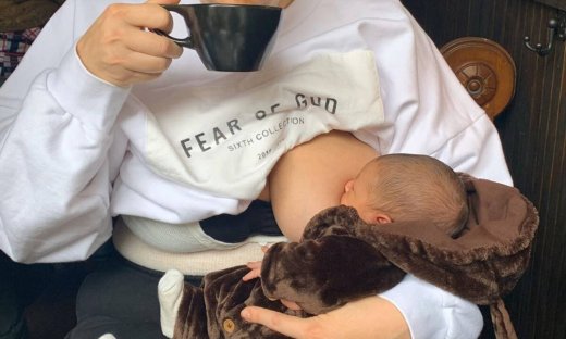 Διάσημη μαμά πίνει καφέ και θηλάζει το μωρό της δημόσια (pics)