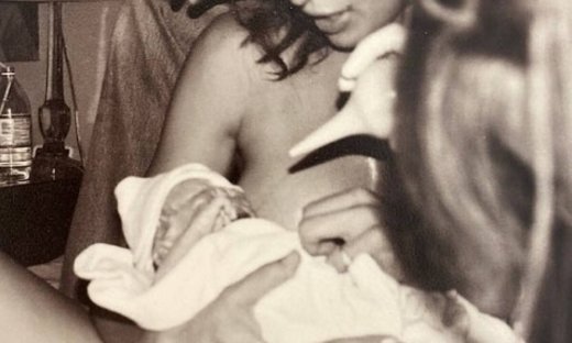 Διάσημη μαμά μας δείχνει για πρώτη φορά φωτογραφία από τον τοκετό στο σπίτι (pics)