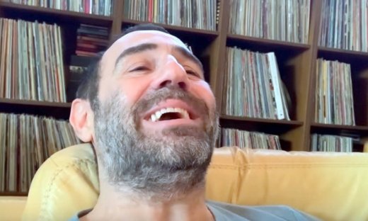 Ο Κανάκης γύρισε το τρέιλερ των Ράδιο Αρβύλα από το σπίτι του με την κόρη του να συμμετέχει (video)