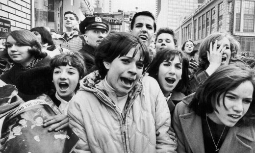 Γιατί αυτές οι γυναίκες κλαίνε και λιποθυμούν;