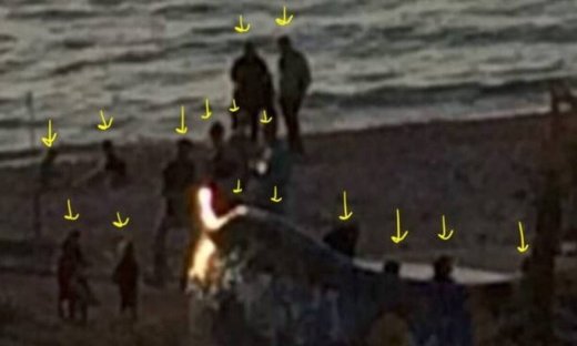 Πάτρα: Σοκαριστικές εικόνες από την παραλία - Ο ένας πάνω στον άλλον... δήθεν για σωματική άσκηση!