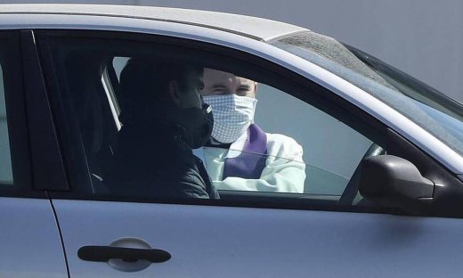 Κορονοϊός: Απίστευτες εικόνες - Ιερείς εξομολογούν στα αυτοκίνητα!
