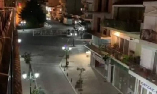 Κορονοϊός: Ολόκληρη γειτονιά έγινε... εκκλησία - Τέρμα τα ηχεία για να ακούγονται οι ψαλμωδίες