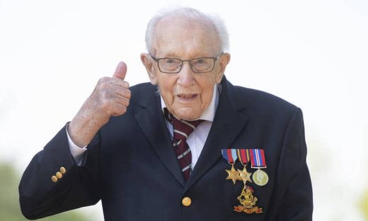 Συνταγματάρχης στα... 100: Τίμησαν τον Βρετανό βετεράνο που μάζεψε εκατομμύρια περπατώντας