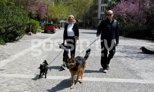 Τζώννυ Καλημέρης-Χριστίνα Κοντοβά: Βόλτα στο κέντρο της Αθήνας με τα... μωρά τους! (Photos)