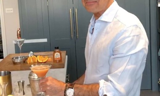 Θες να γίνεις ειδικός στα κοκτέιλ; Αυτός ο ηθοποιός θα σε βοηθήσει