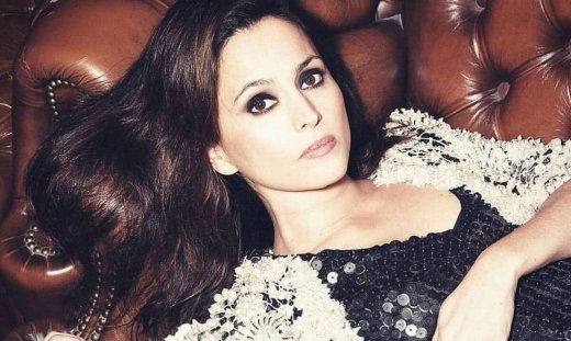 Δεν πάει το μυαλό σου ποια είναι η διάσημη γιαγιά της! Μοιάζουν σαν δυο σταγόνες νερό! 