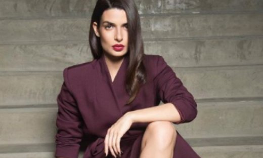 Τόνια Σωτηροπούλου: Χαλαρώνει με το νυχτικό στο εντυπωσιακό σαλόνι του σπιτιού της (photos)