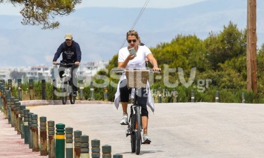 Πιο μεγάλη προσοχή Κωνσταντίνα μου! Δεν οδηγούμε -έστω και ποδήλατο- και βλέπουμε και το κινητό μας!