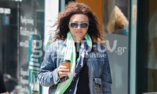 Σοφία Αρβανίτη: Mε trendy look στο Χαλάνδρι – Δες πώς συνδύασε τα διαφορετικά χρώματα στα ρούχα της