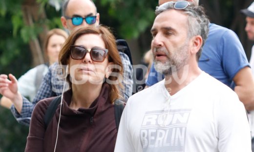 Κατερίνα Διδασκάλου: Άφησε τα ρούχα εποχής και βγήκε με τις φόρμες της για βόλτα (photos)