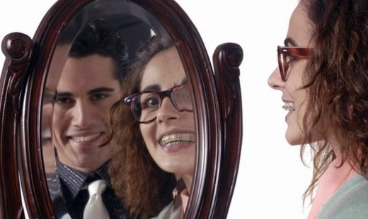 Μαρία η άσχημη: Η Μαρία πιάνει τη Λίλιαν να ψάχνει τα πράγματά της