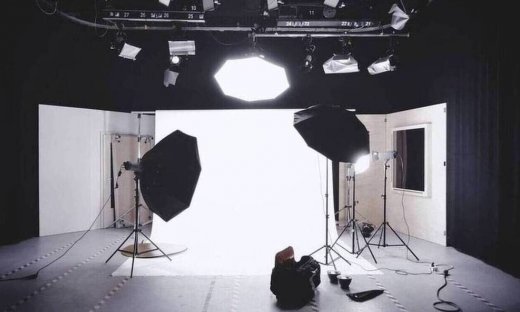 Χαμός σε ζωντανή σύνδεση: «Πάγωσε» ο πολιτικός που έδινε συνέντευξη με αυτό που συνέβη (pics)