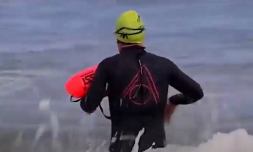 Φοβάται τον κορονοϊό και δεν ανεβαίνει στα μέσα - Δείτε πώς πάει στη δουλειά του (pics)