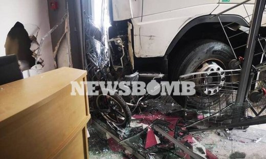 Φορτηγό «μπούκαρε» σε μαγαζί της Πειραιώς: Εντυπωσιακές εικόνες από το σημείο