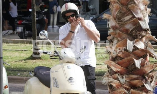 Ποιο αυτοκίνητο; Με τη βέσπα του παντού! (photos)