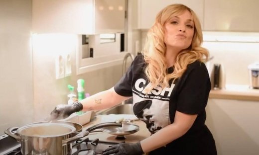 Ελεονώρα Ζουγανέλη: Δείτε τη στην κουζίνα της να μαγειρεύει μακαρονάδα