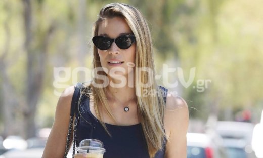  Έχετε δει πώς βγαίνει για βόλτα στη Γλυφάδα η Μαριέττα Χρουσαλά; (photos)