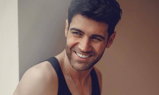 Πέτρος Ιακωβίδης: Πέταξε το μπλουζάκι του και ετοιμάσου να κολλήσεις