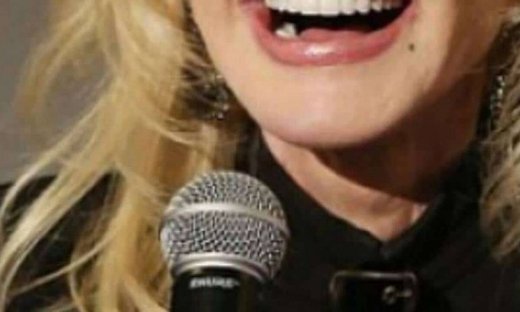 Αυτή η τραγουδίστρια κοιμάται μακιγιαρισμένη!