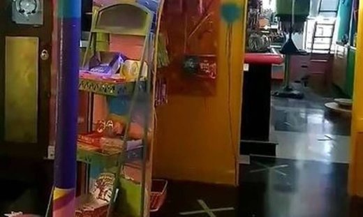 Απίστευτο: Ληστής μπούκαρε σε ζαχαροπλαστείο - Δείτε τι έκλεψε (pics)