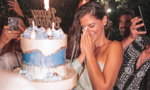 Πώς γιόρτασε η Χριστίνα Μπόμπα τα 32α γενέθλια: η τούρτα - υπερπαραγωγή