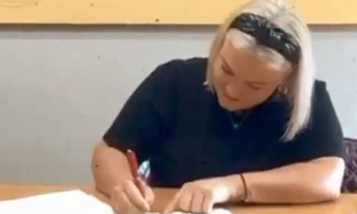 Η Δανάη Μπάρκα υπέγραψε με το MEGA - Είναι επίσημο! (Video)