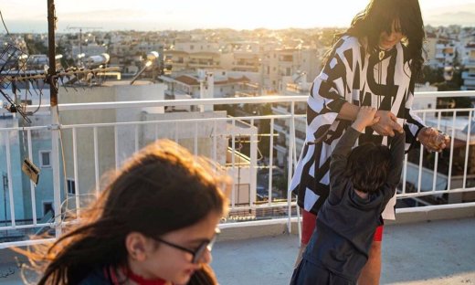 Ζενεβιέβ Μαζαρί: Χορεύει μέσα στο δρόμο με τα παιδιά της και γίνεται viral