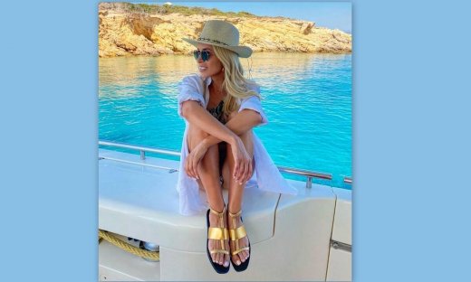 Καινούργιου: Η εντυπωσιακή φώτο της με ολόσωμο μαγιό από την Σαντορίνη 