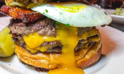 Ας συμφωνήσουμε ότι δεν υπάρχει burger χωρίς τηγανητό αβγό