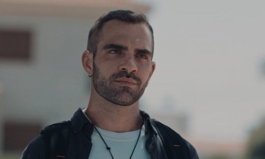 8 λέξεις: Η περίεργη συμπεριφορά του Φοίβου φέρνει αντιδράσεις (Photos)