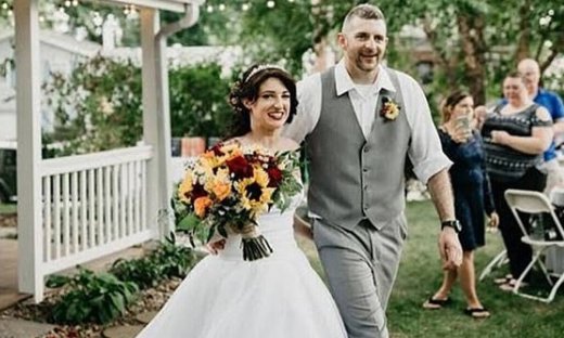 Απίστευτο: Δες τι φόρεσε στο γάμο της αδερφής της!