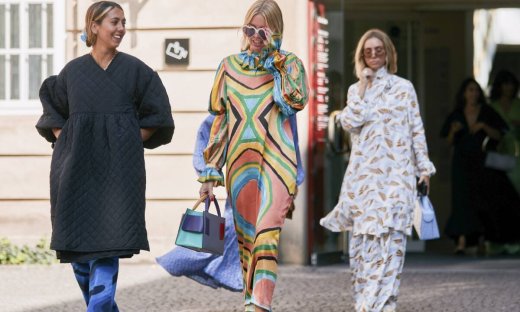 Οδηγός Αγοράς: Δέκα εμπριμέ φορέματα που προκαλούν «έκρηξη» χρωμάτων και στυλ