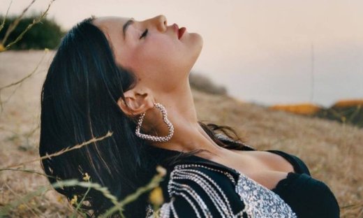 Κάν'το όπως η Selena Gomez! Τα Πολύ μεγάλα σκουλαρίκια είναι must