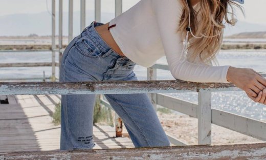 Οδηγός Αγοράς: 10 ψηλόμεσα jeans που κολακεύουν όλα τα σώματα