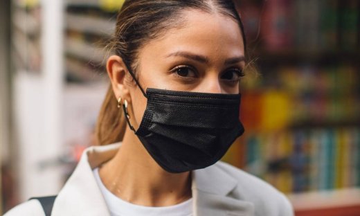 Αυτό είναι το προϊόν που πρέπει να φοράς πάντα κάτω από τη μάσκα σου