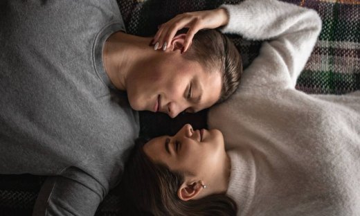 Mπαίνουμε στην εποχή του «Cuffing» και σου έχω tips για να παραμείνεις ψύχραιμη