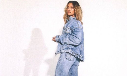 Βρήκαμε πώς θα αντιγράψεις το girly χτένισμα της Hailey Bieber