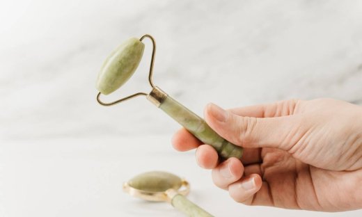 Jade roller: Πώς θα κάνεις σωστά μασάζ στο πρόσωπό σου;