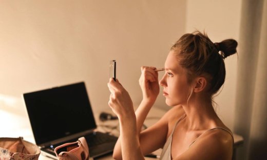 Αυτά τα λάθη κάνεις όταν βάφεις τα μάτια σου και δείχνεις μεγαλύτερη