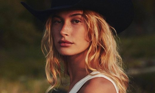 Το δερμάτινο φόρεμα της Hailey Bieber είναι ό,τι πιο hot είδαμε σήμερα