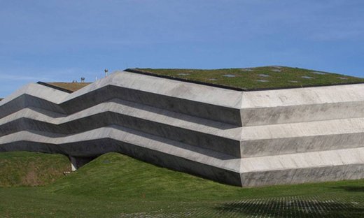 Ένα εργοστάσιο καφέ με γεωμετρικό σχήμα και οικολογική στέγη