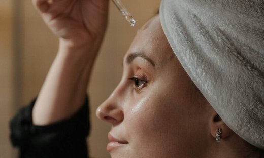 Αζελαϊκό οξύ: Το συστατικό που βοηθά στην ενήλικη ακμή και τη maskne