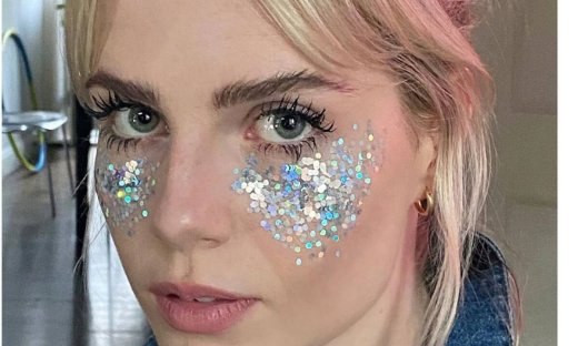 Θα γιορτάσεις το Halloween; 5 μακιγιάζ της Lucy Boynton για να αντιγράψεις